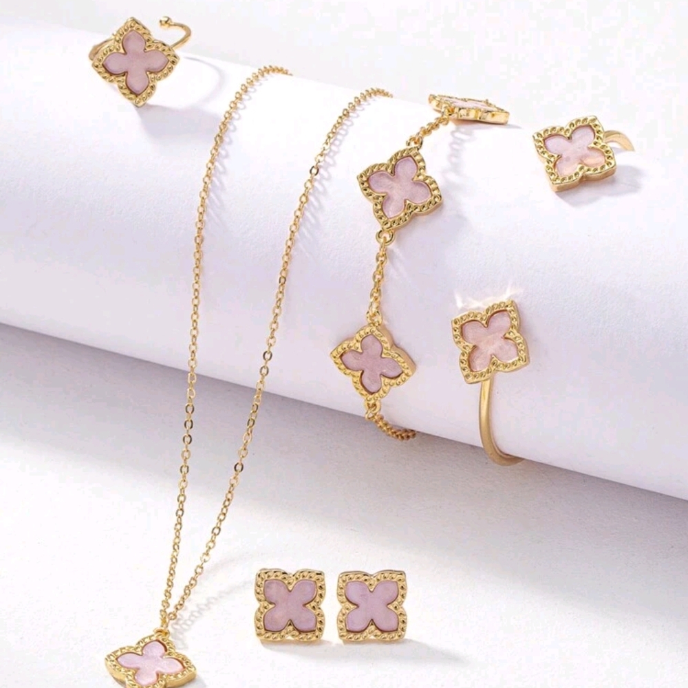 Elegant Gold and Pink Clover Jewelry Set